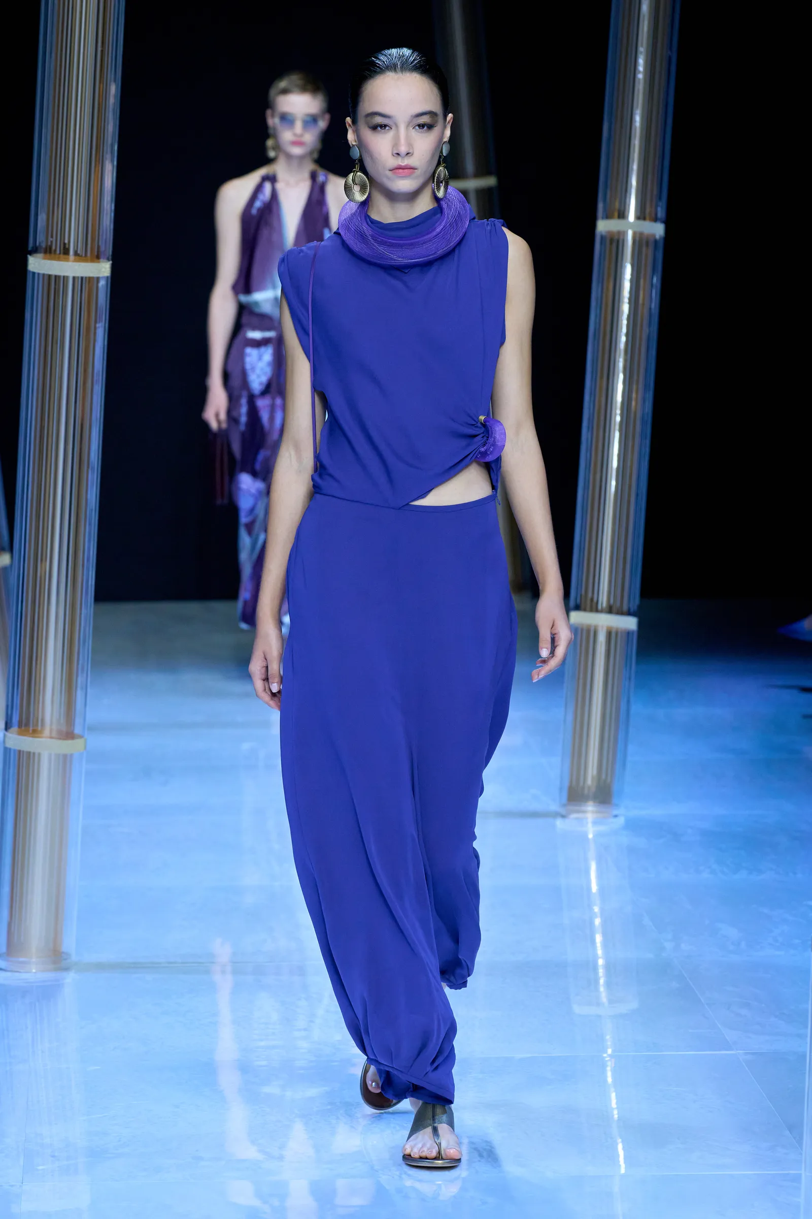 plava moderna haljina armani proljece/ljeto 2023. magazin mode
